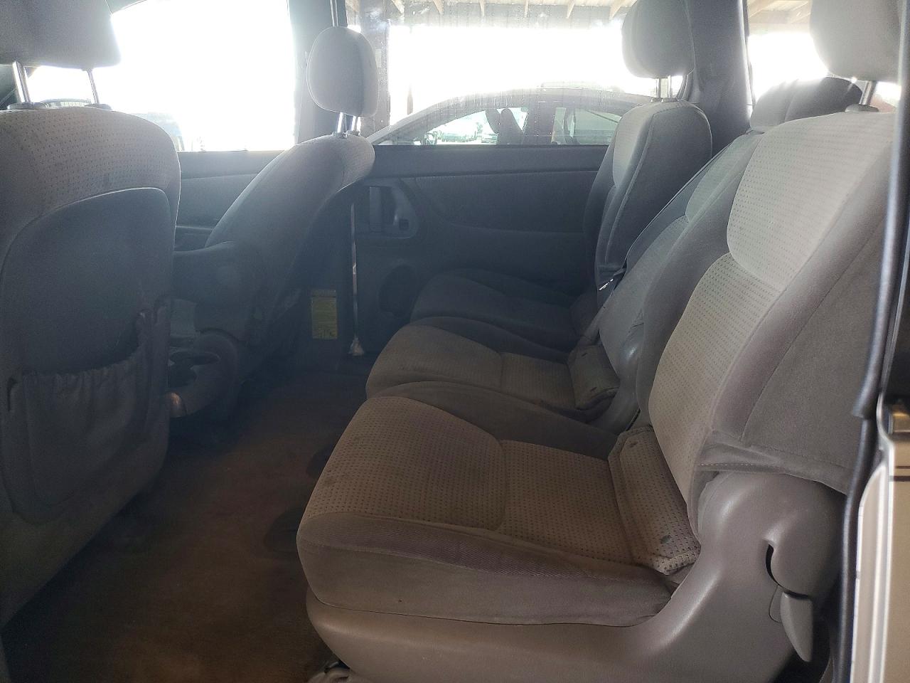 Toyota Sienna Le 8-passenger