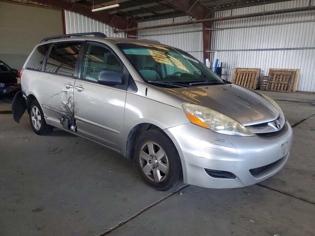 Toyota Sienna Le 8-passenger