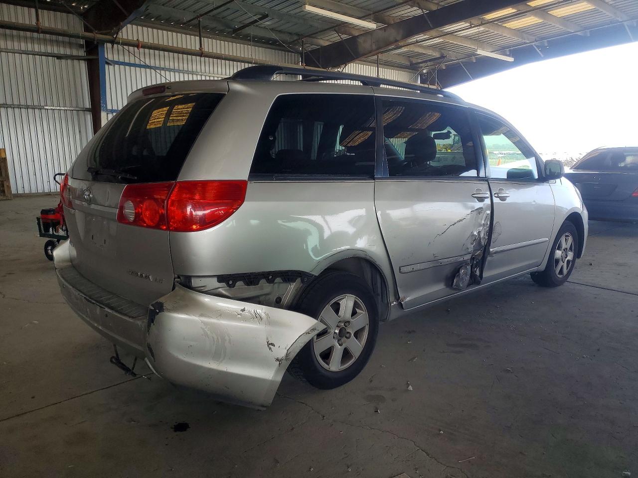 Toyota Sienna Le 8-passenger