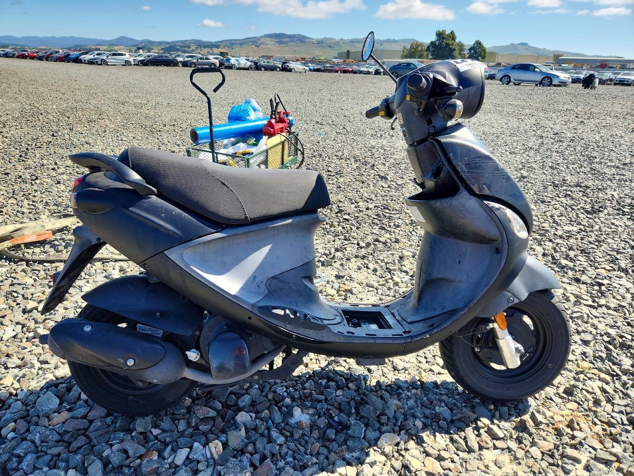 2012 Genuine Scooter Co. Scooter RFVPAC20XC1******