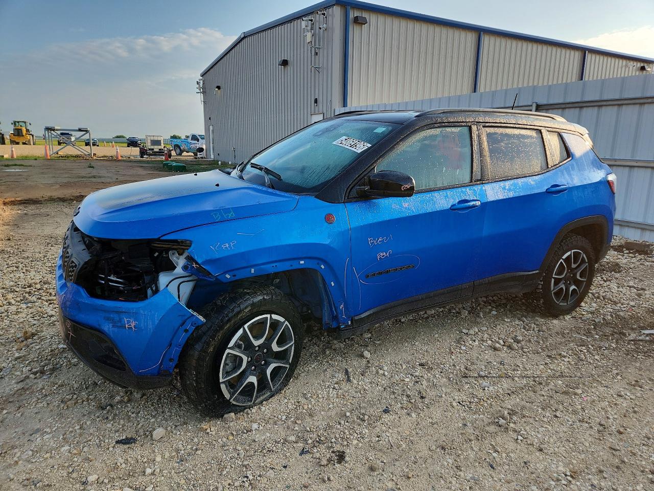 Salvage Jeep Compass Image