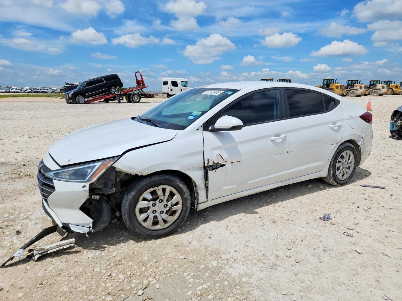 Salvage Hyundai ELANTRA Image