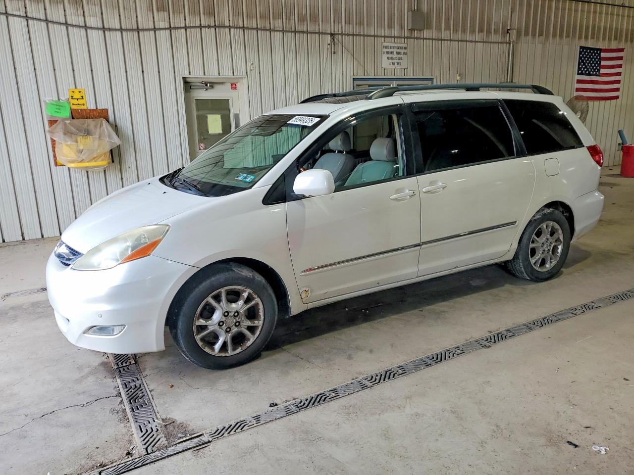 Salvage Toyota Sienna Image