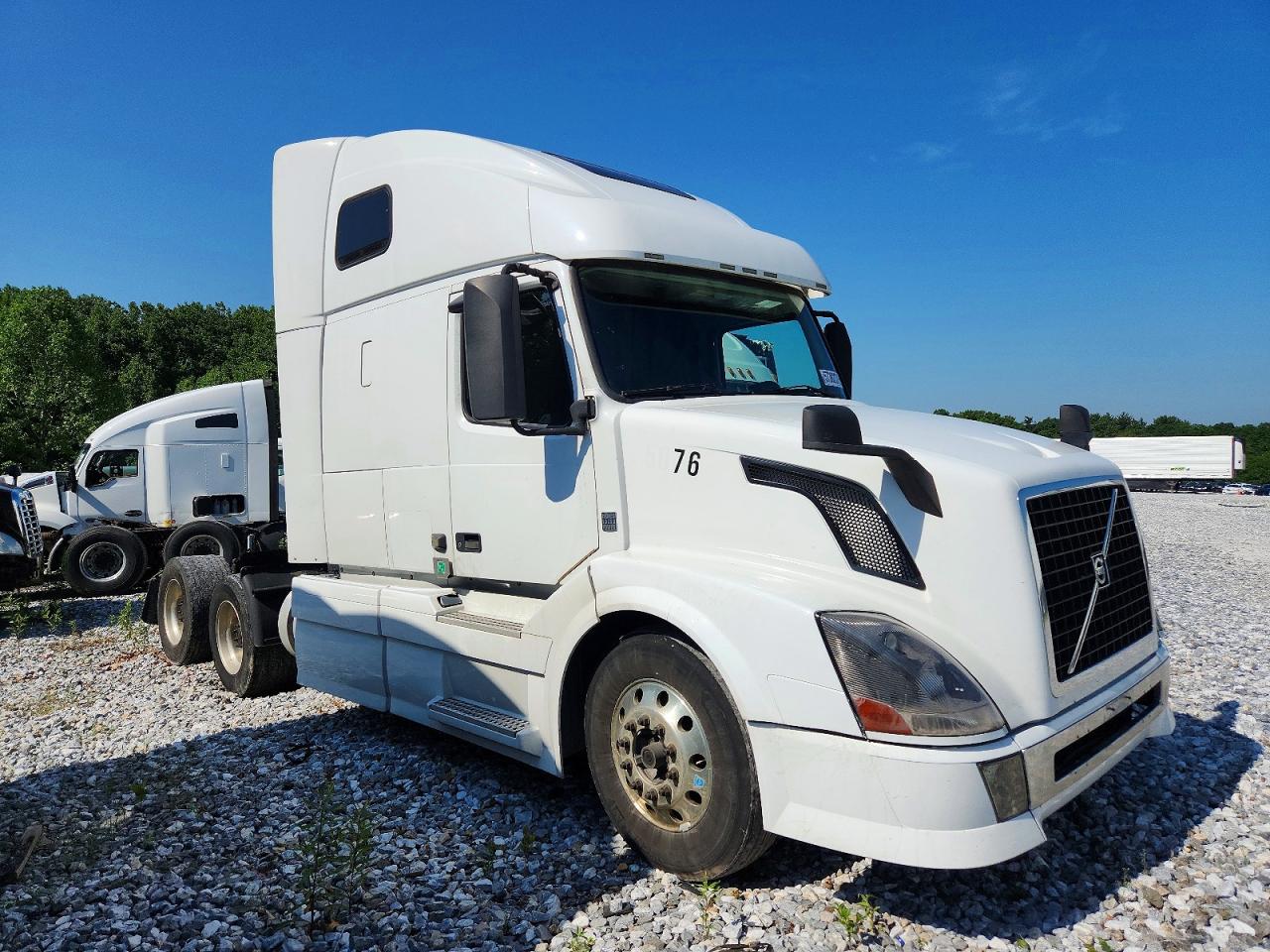 Salvage Volvo Vn Image