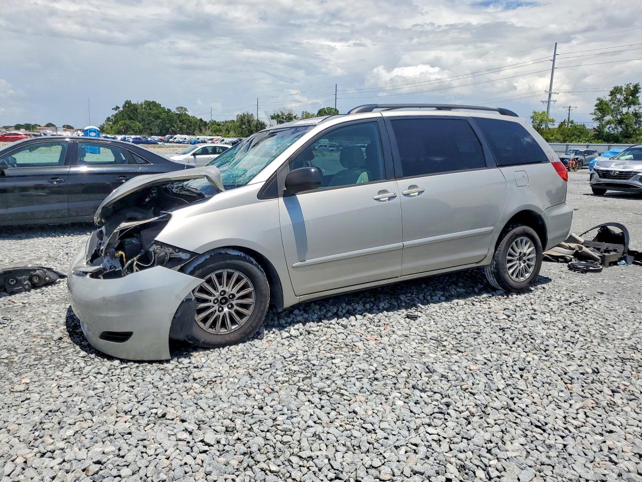 Salvage Toyota Sienna Image