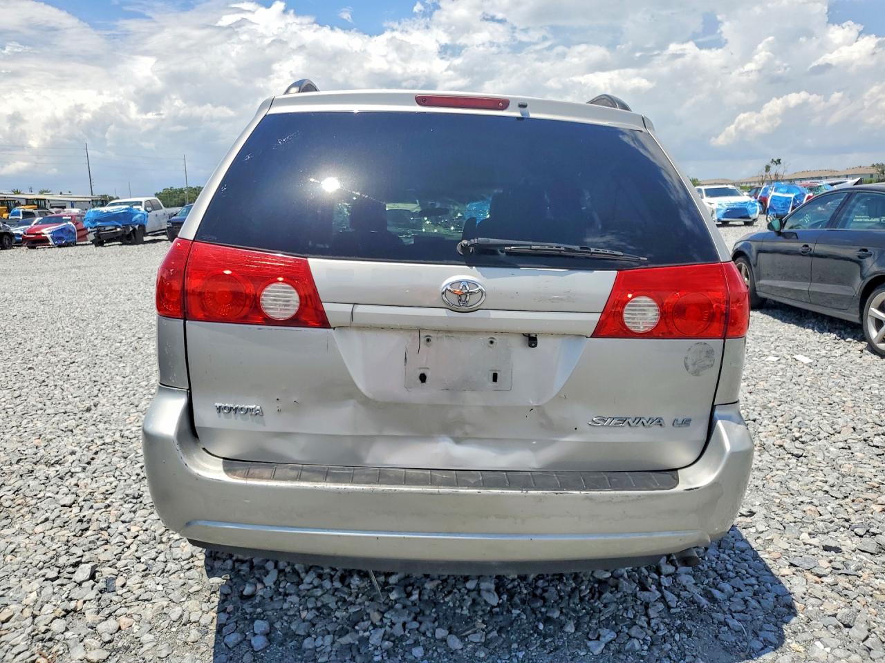 Toyota Sienna Le 7 Passenger
