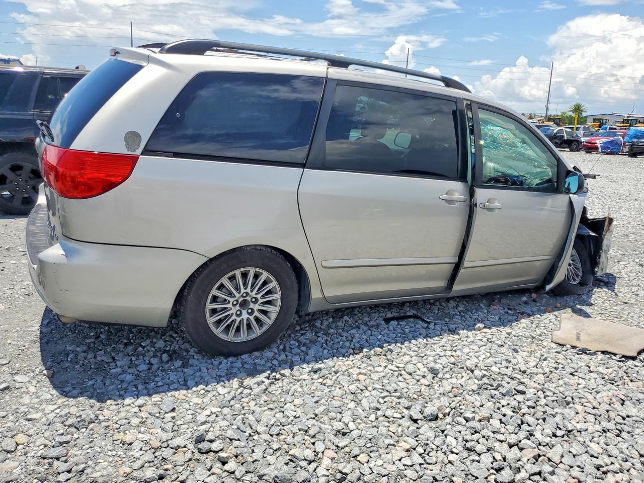 Toyota Sienna Le 7 Passenger