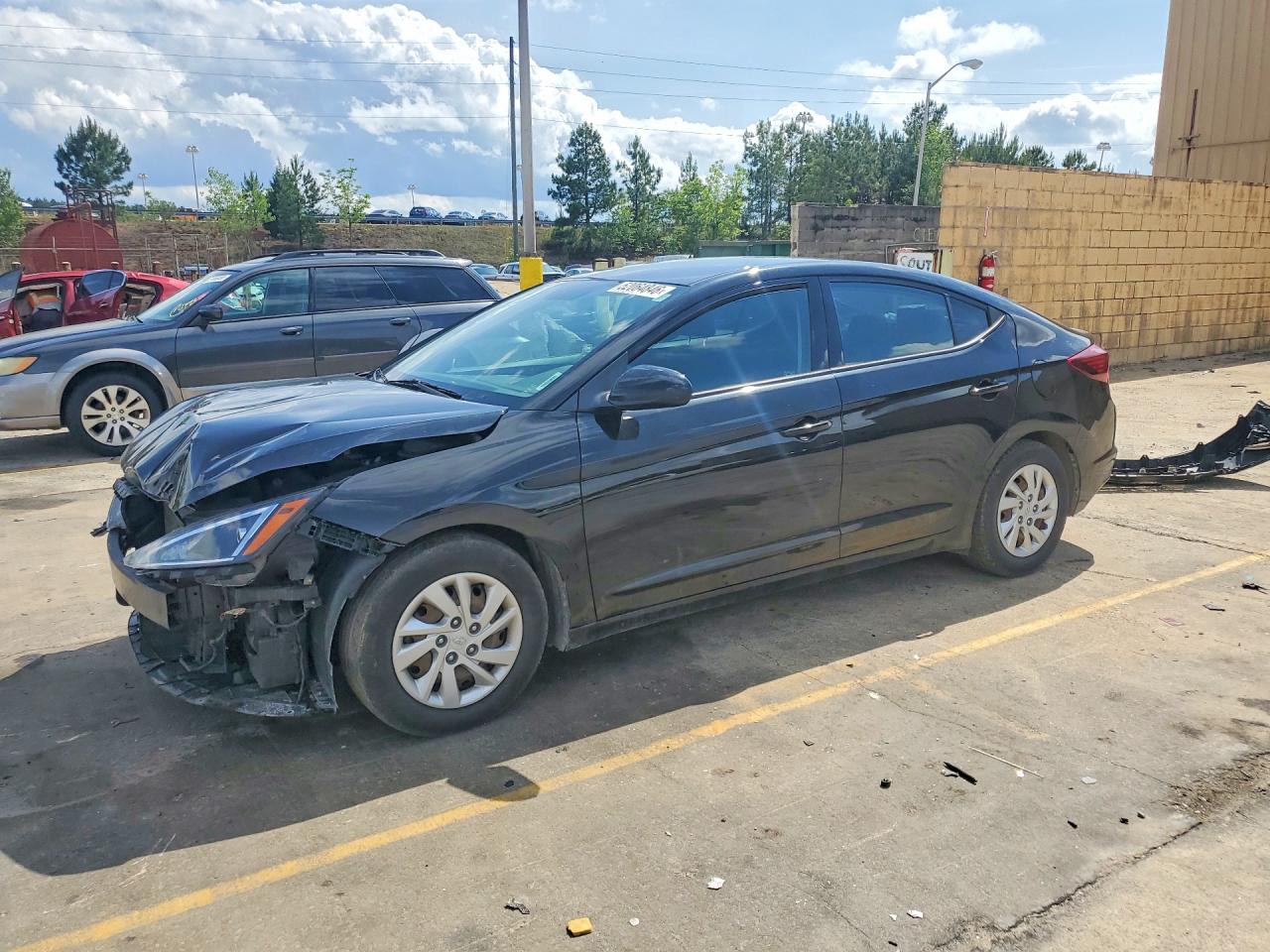 Salvage Hyundai ELANTRA Image