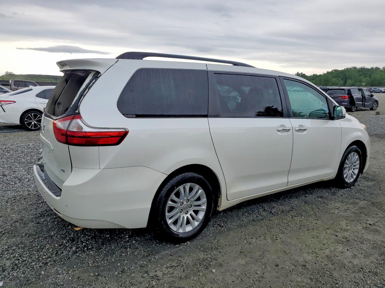 Toyota Sienna Xle 8-passenger