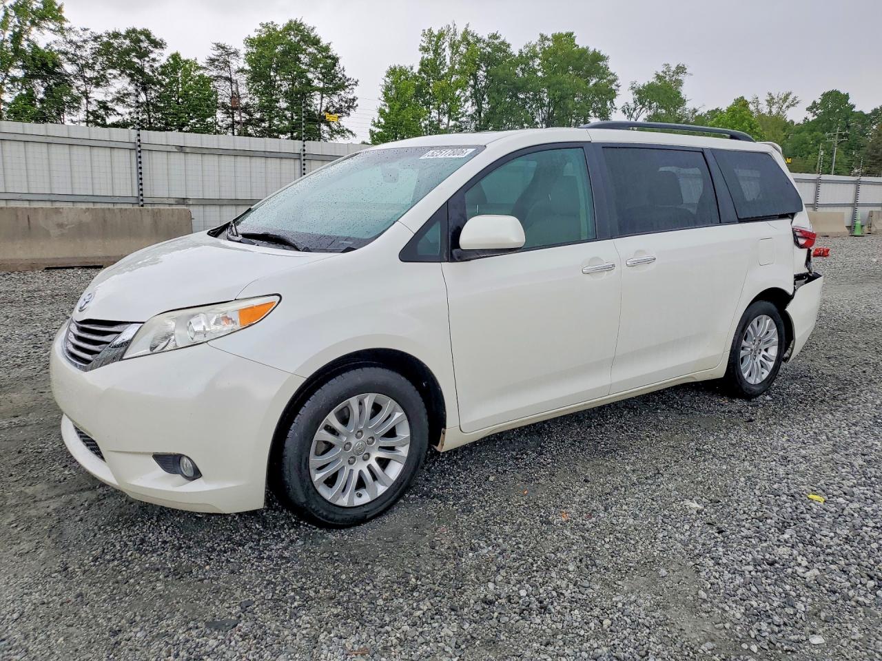 Salvage Toyota Sienna Image