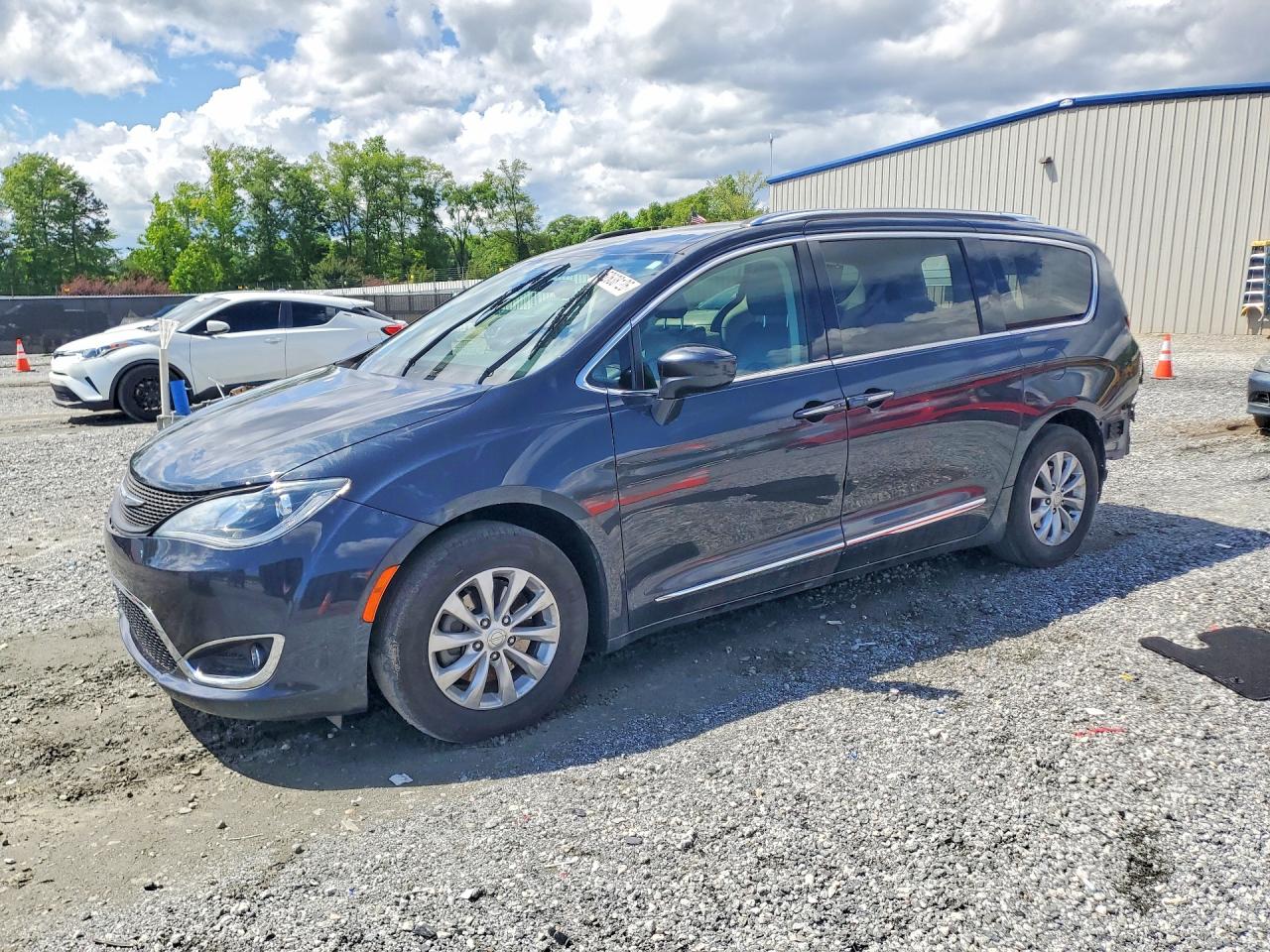 Salvage Chrysler Pacifica Image