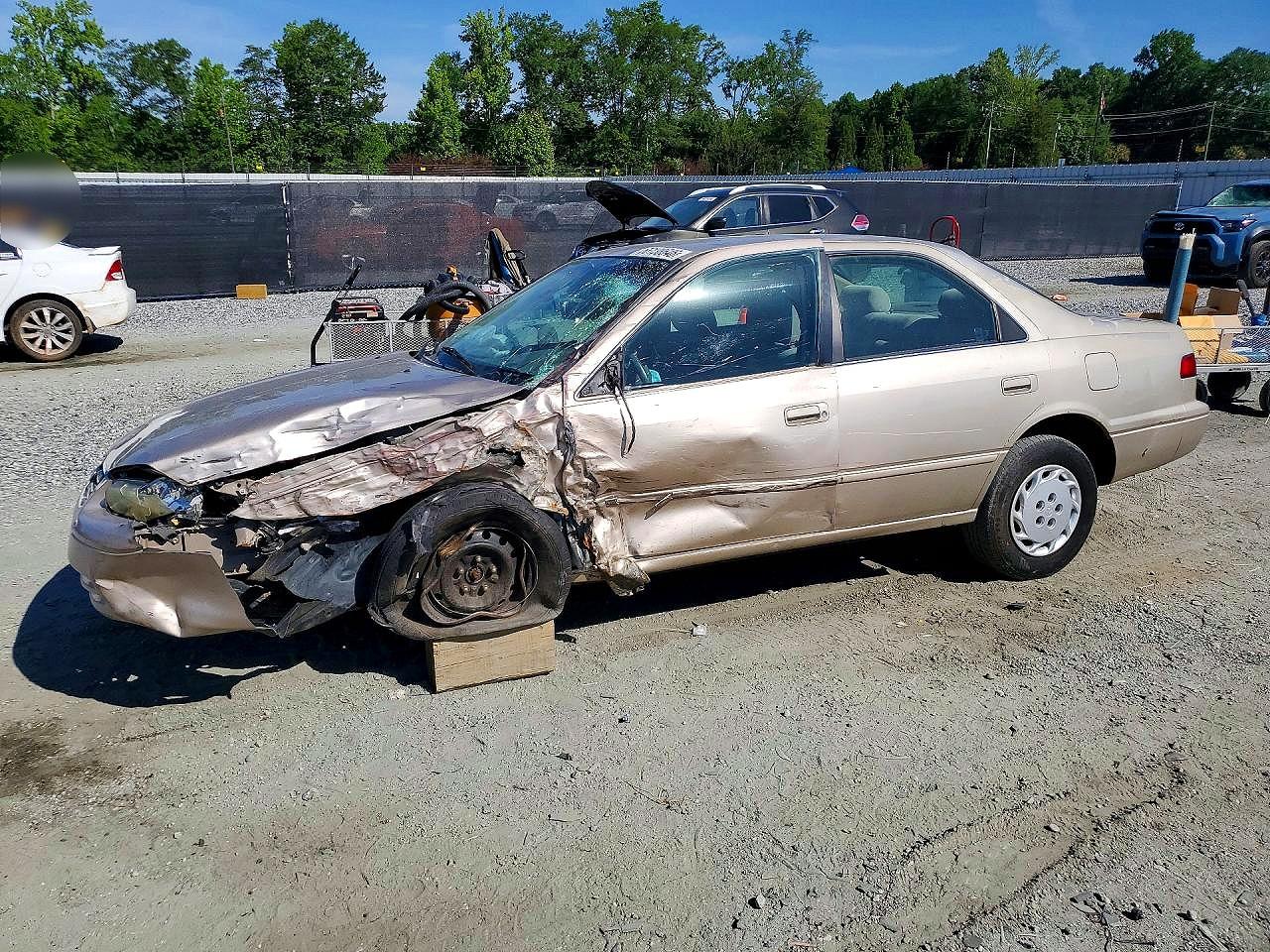 Salvage Toyota Camry Image