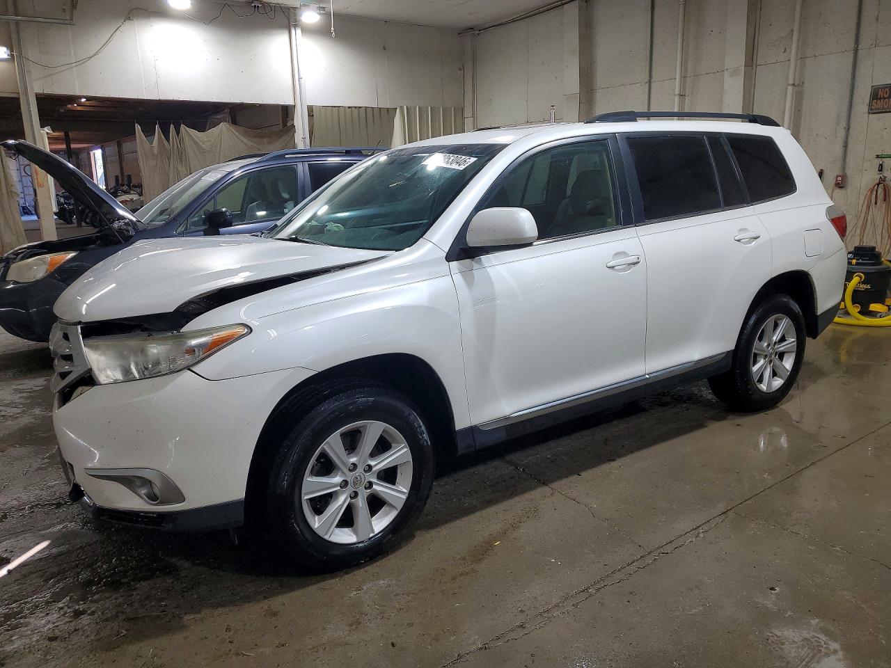 Salvage Toyota Highlander Image