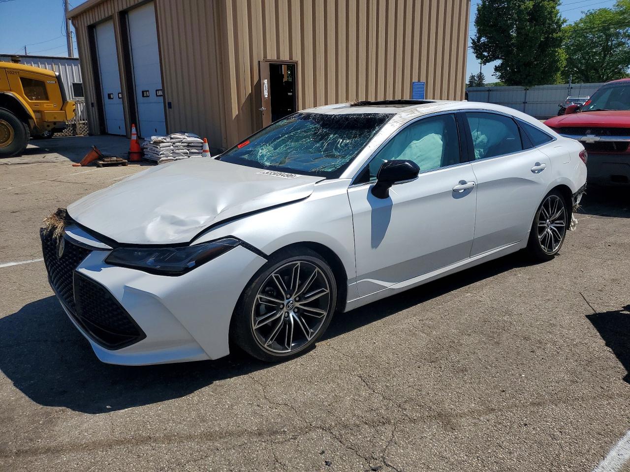 Salvage Toyota Avalon Image