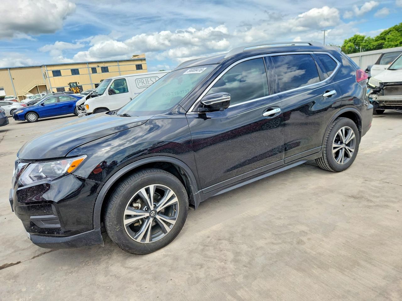 Salvage Nissan Rogue Image