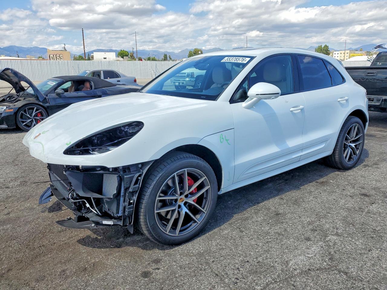 Salvage Porsche Macan Image