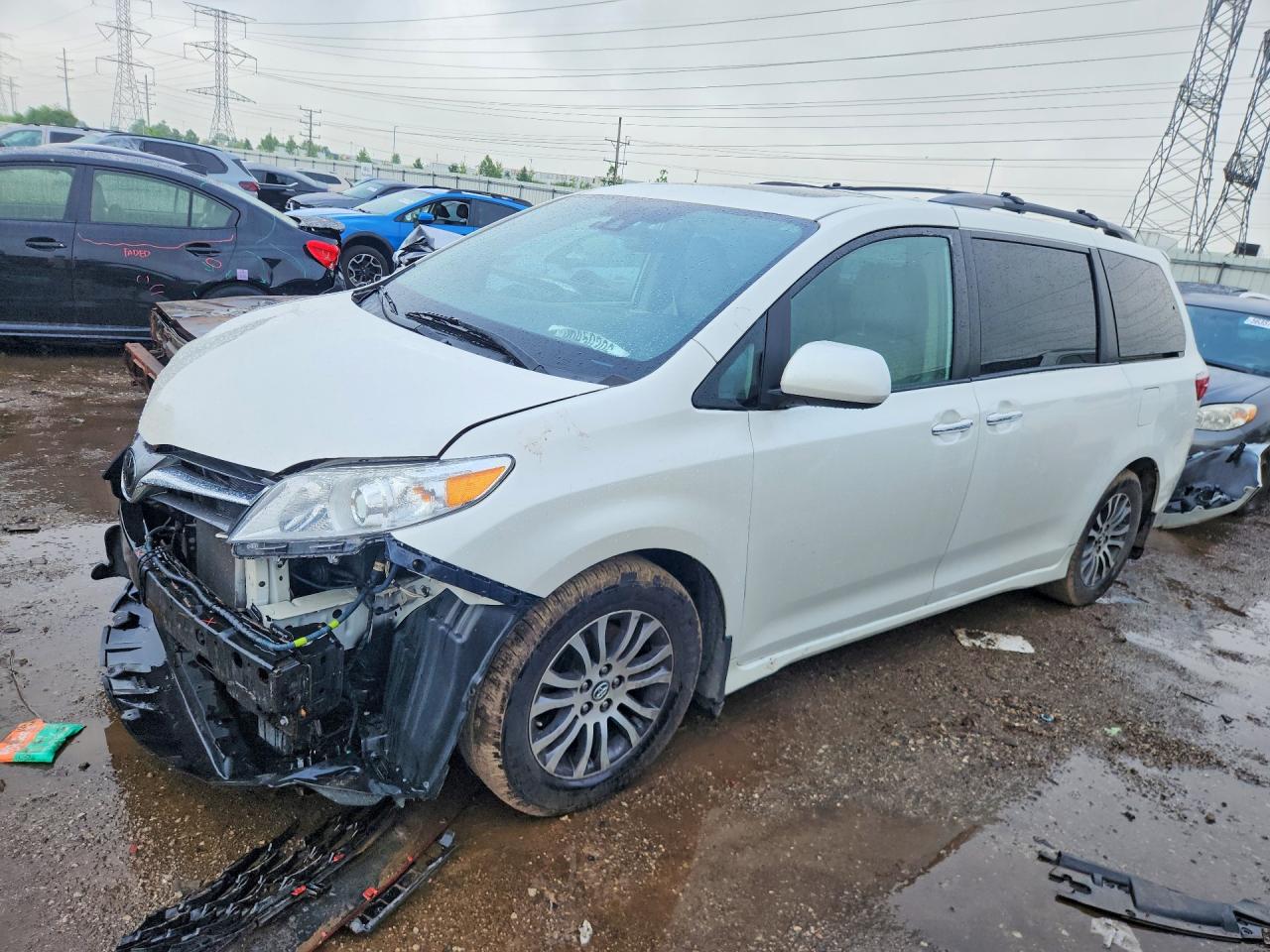 Salvage Toyota Sienna Image