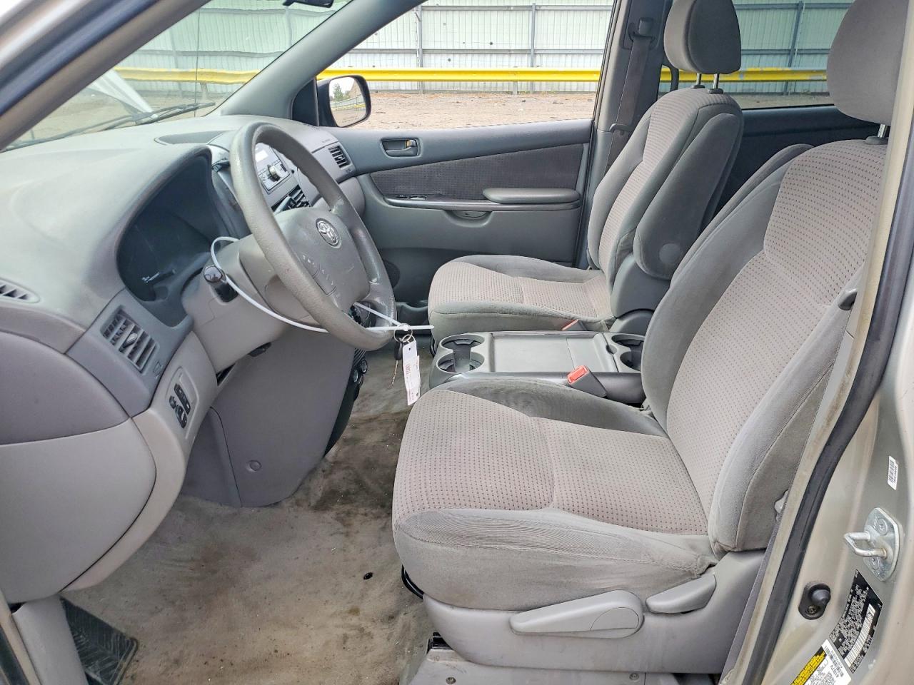 Toyota Sienna Le 7 Passenger