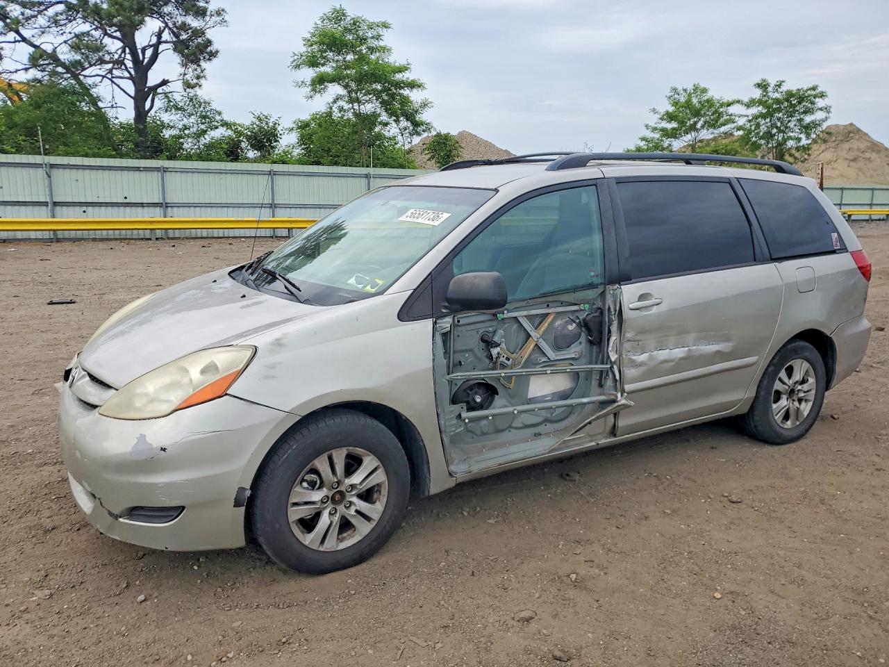 Salvage Toyota Sienna Image