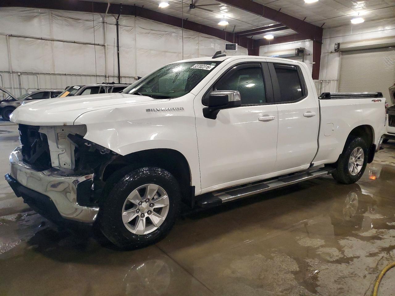 Salvage Chevrolet Silverado Image