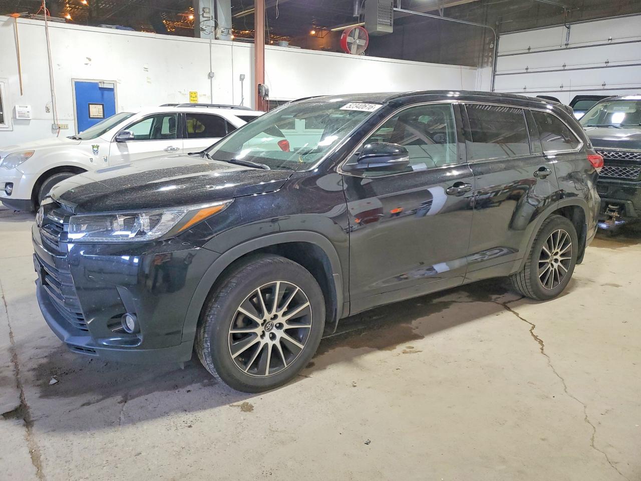 Salvage Toyota Highlander Image