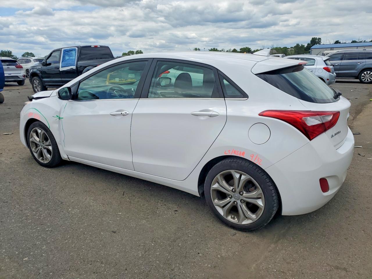 Hyundai ELANTRA Base