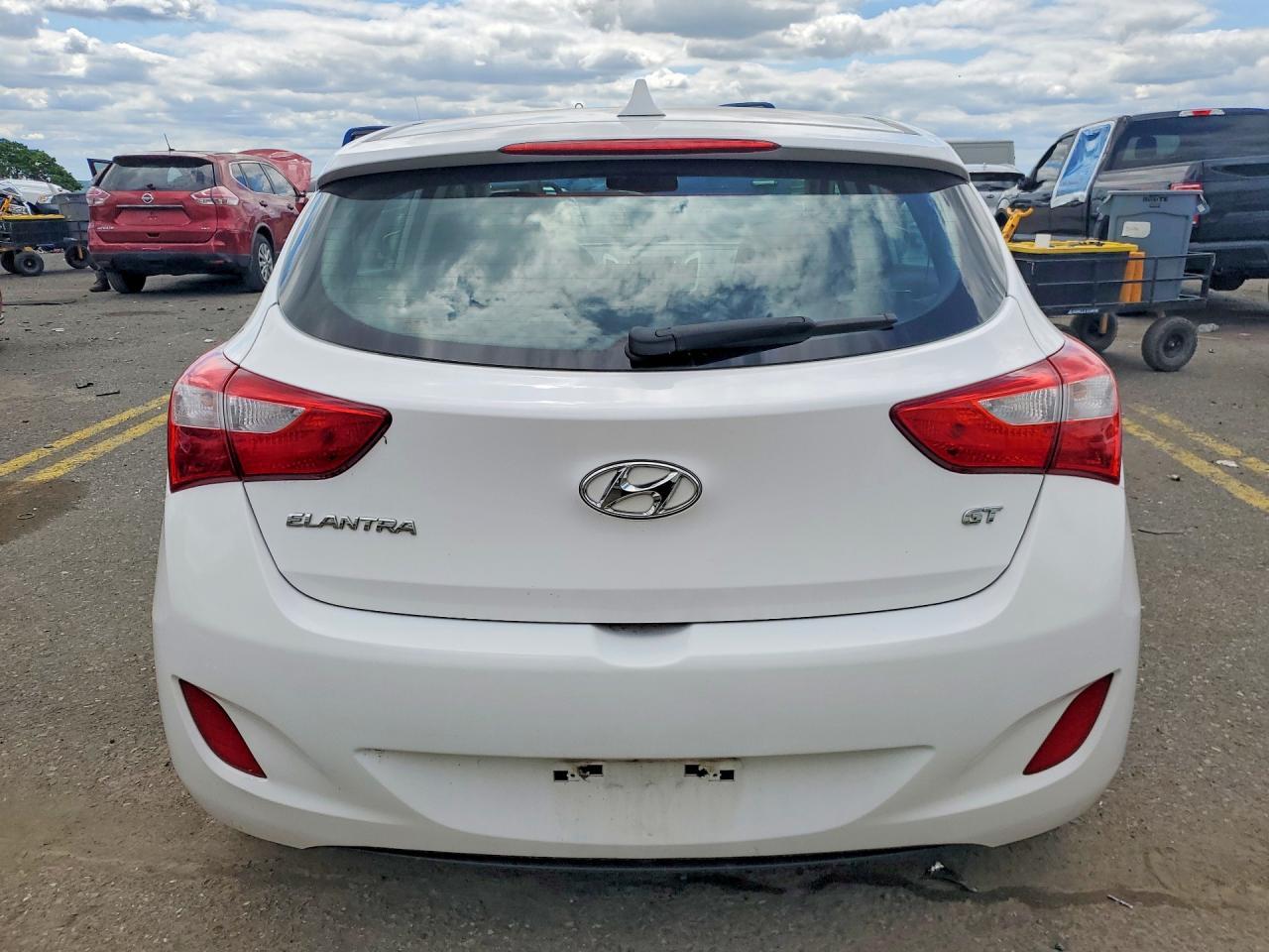 Hyundai ELANTRA Base
