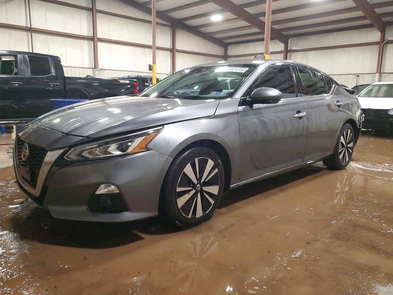 Salvage Nissan Altima Image
