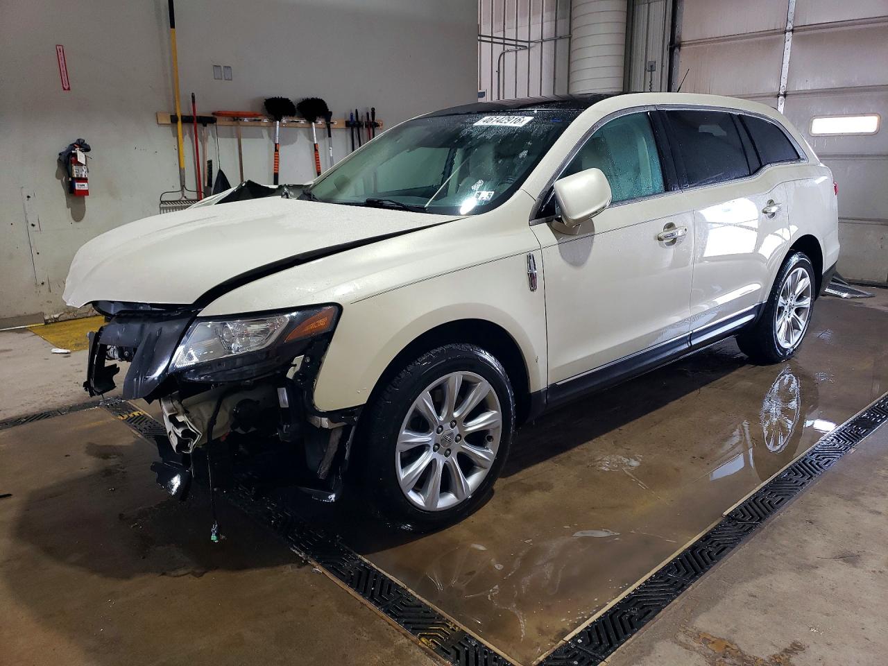 Salvage Lincoln MKT Image