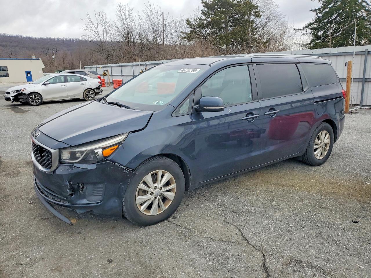 Salvage Kia Sedona Image