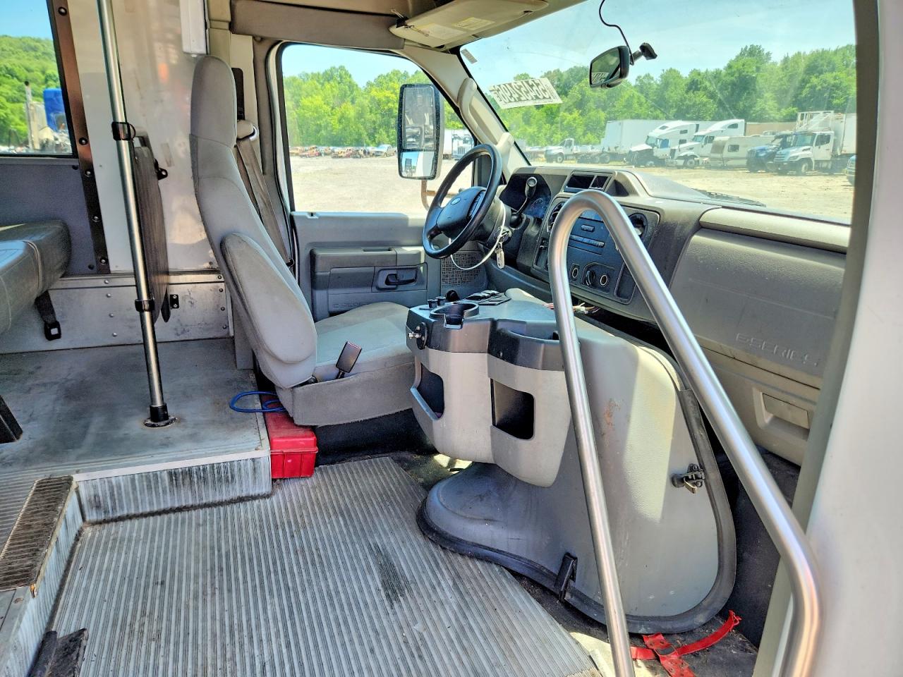 Ford Econoline E350 Super Duty Cutaway Van