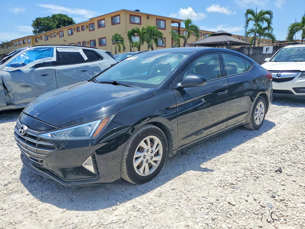 Salvage Hyundai ELANTRA Image