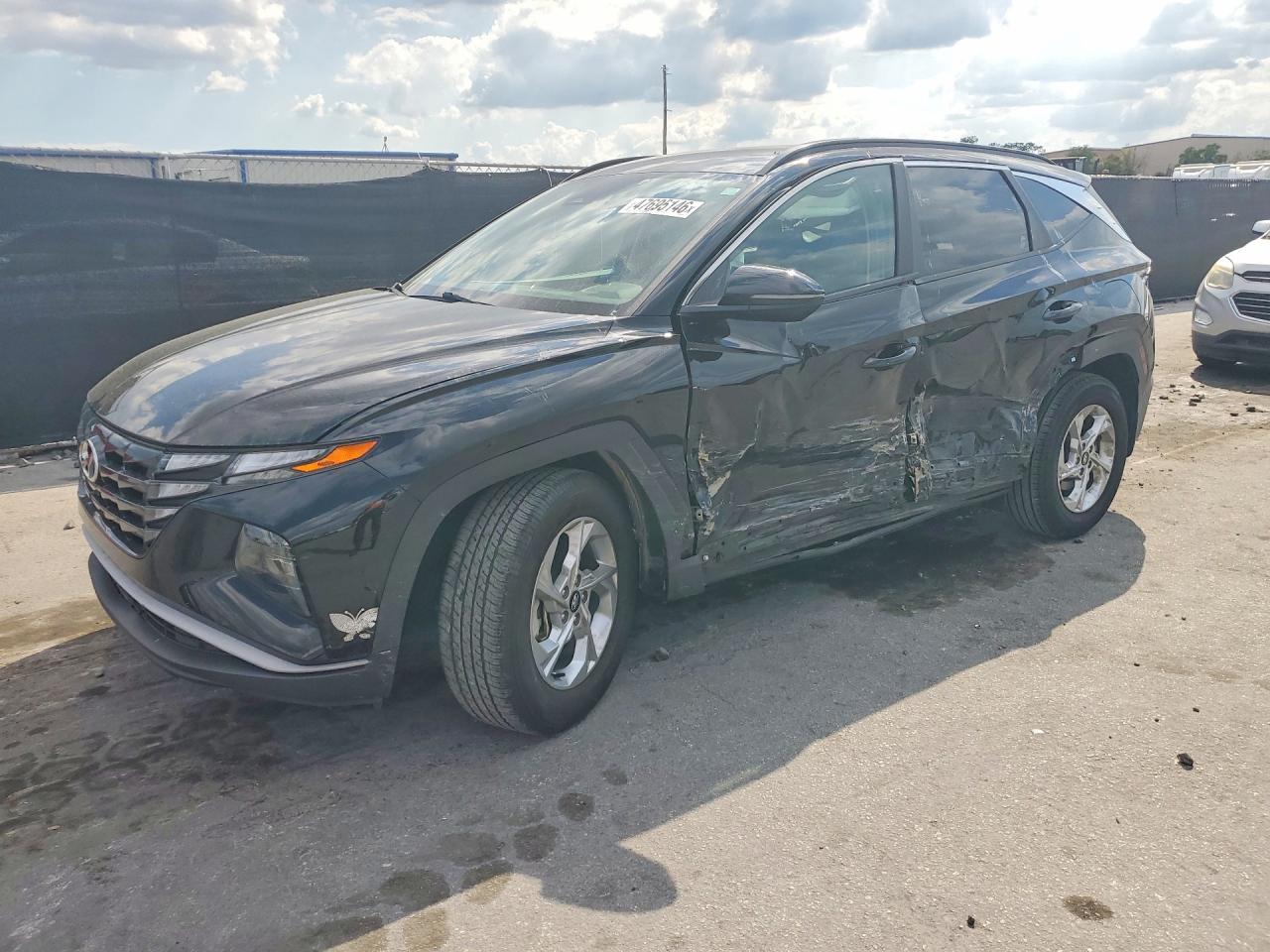 Salvage Hyundai TUCSON Image