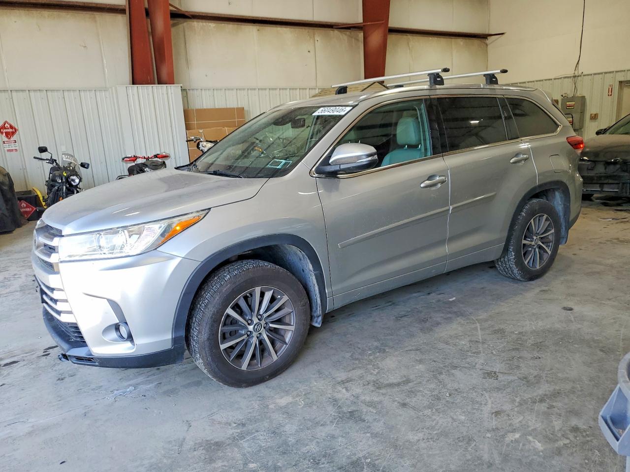 Salvage Toyota Highlander Image
