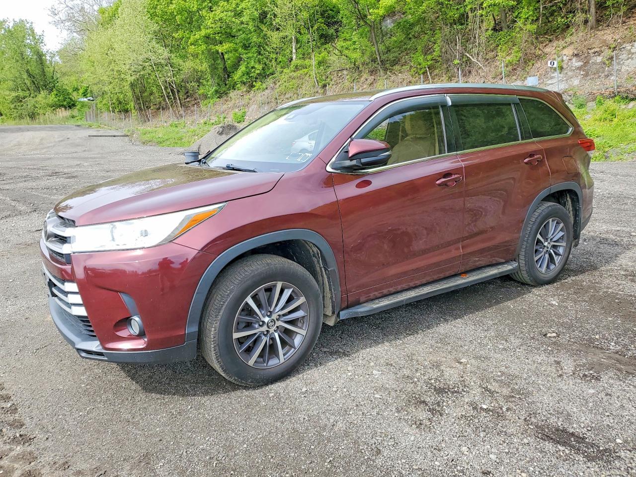 Salvage Toyota Highlander Image