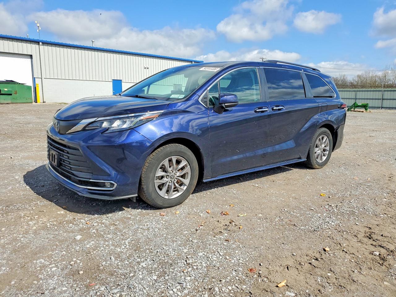 Salvage Toyota Sienna Image