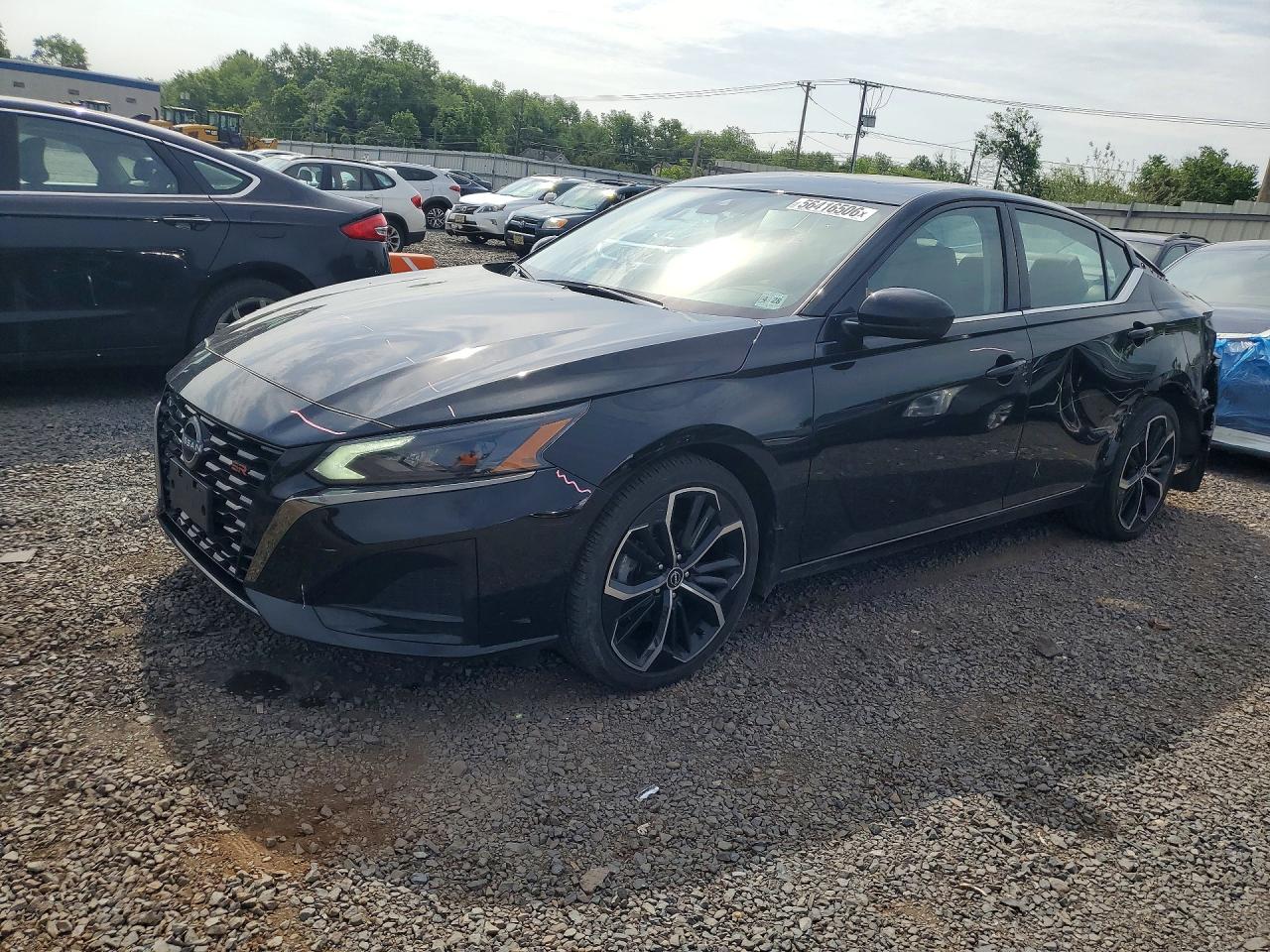Salvage Nissan Altima Image