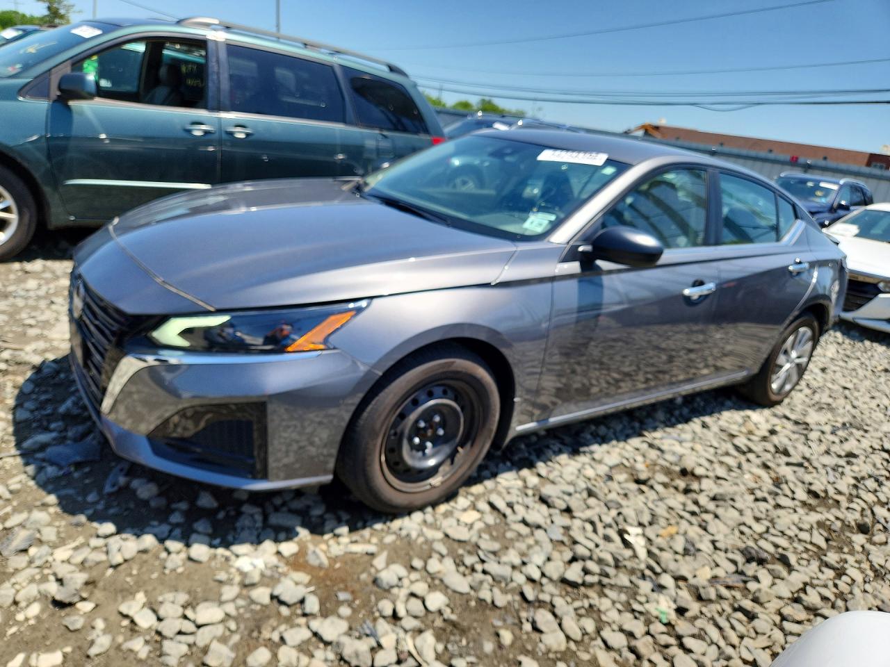 Salvage Nissan Altima Image