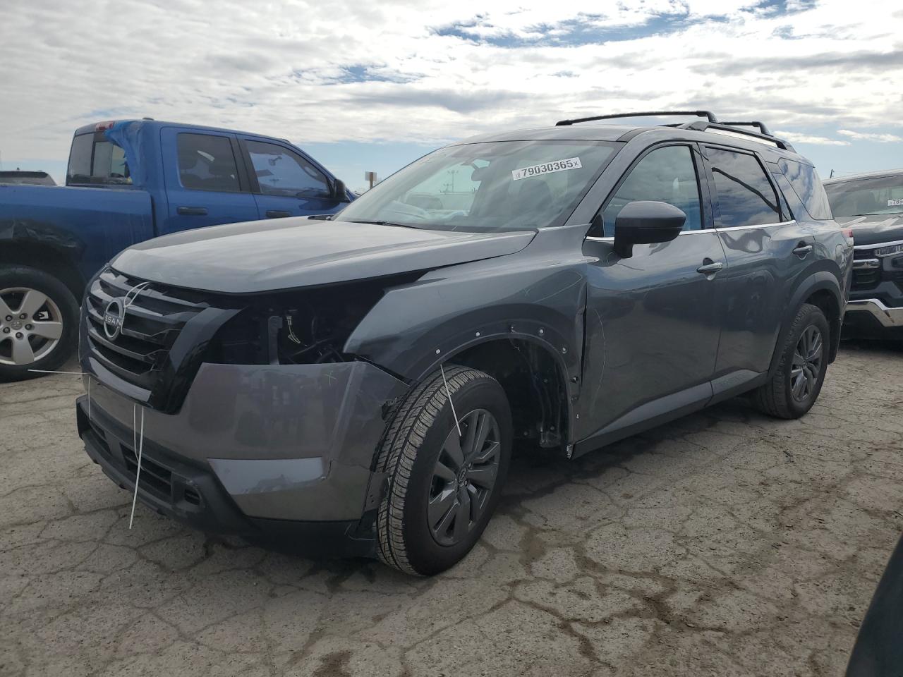 Salvage Nissan Pathfinder Image