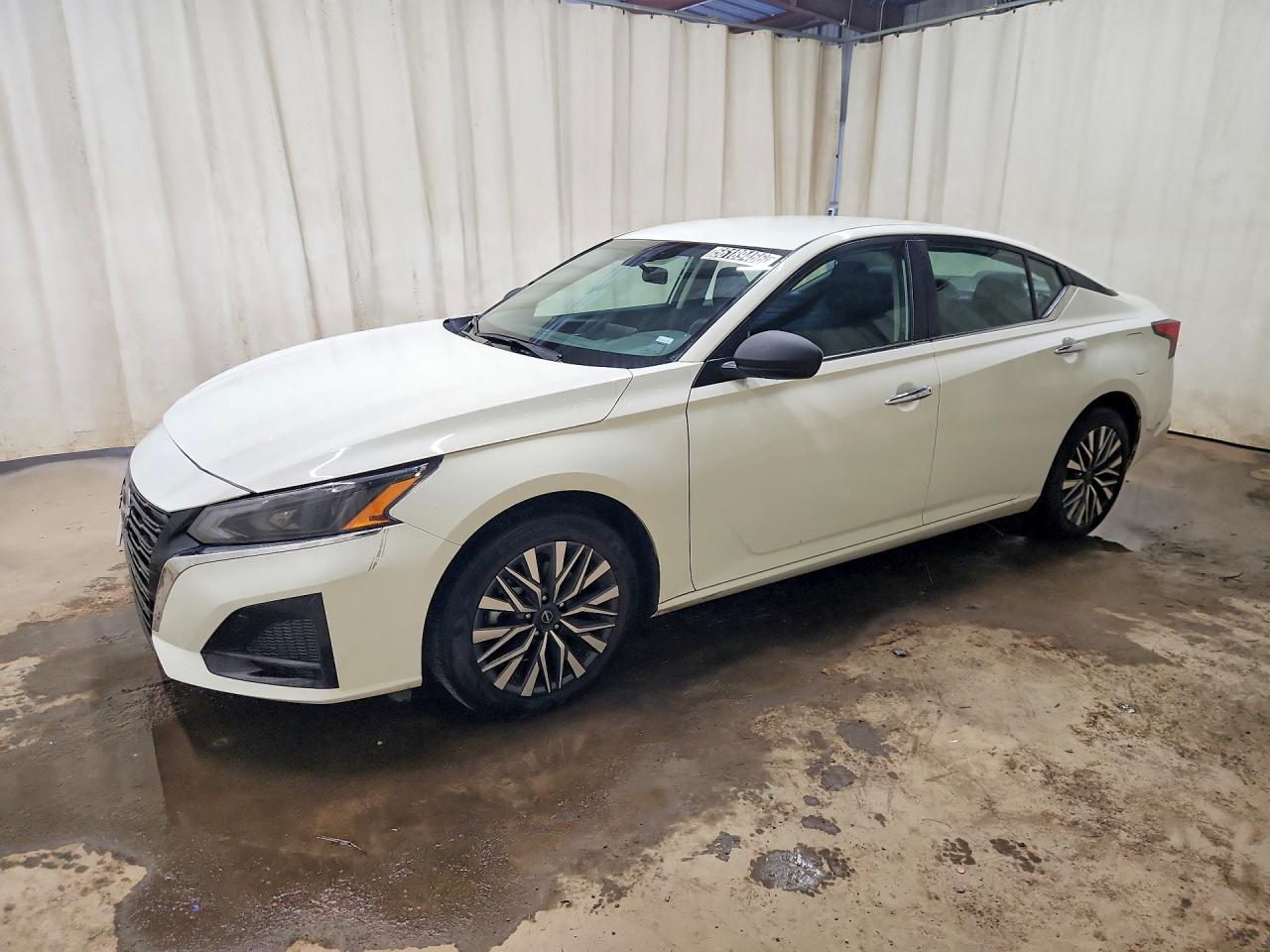 Salvage Nissan Altima Image