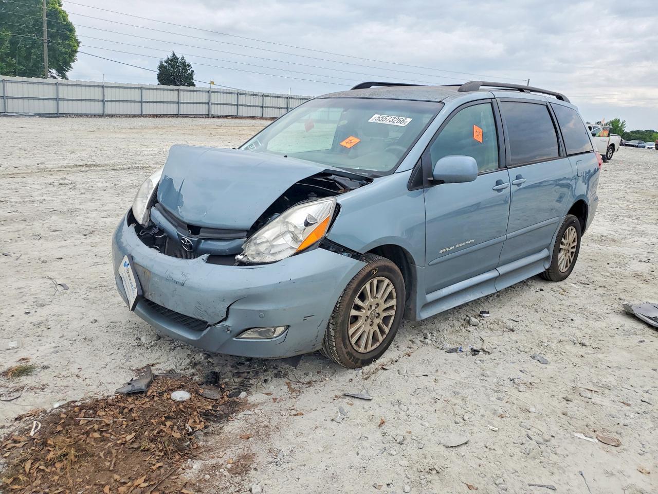 Salvage Toyota Sienna Image