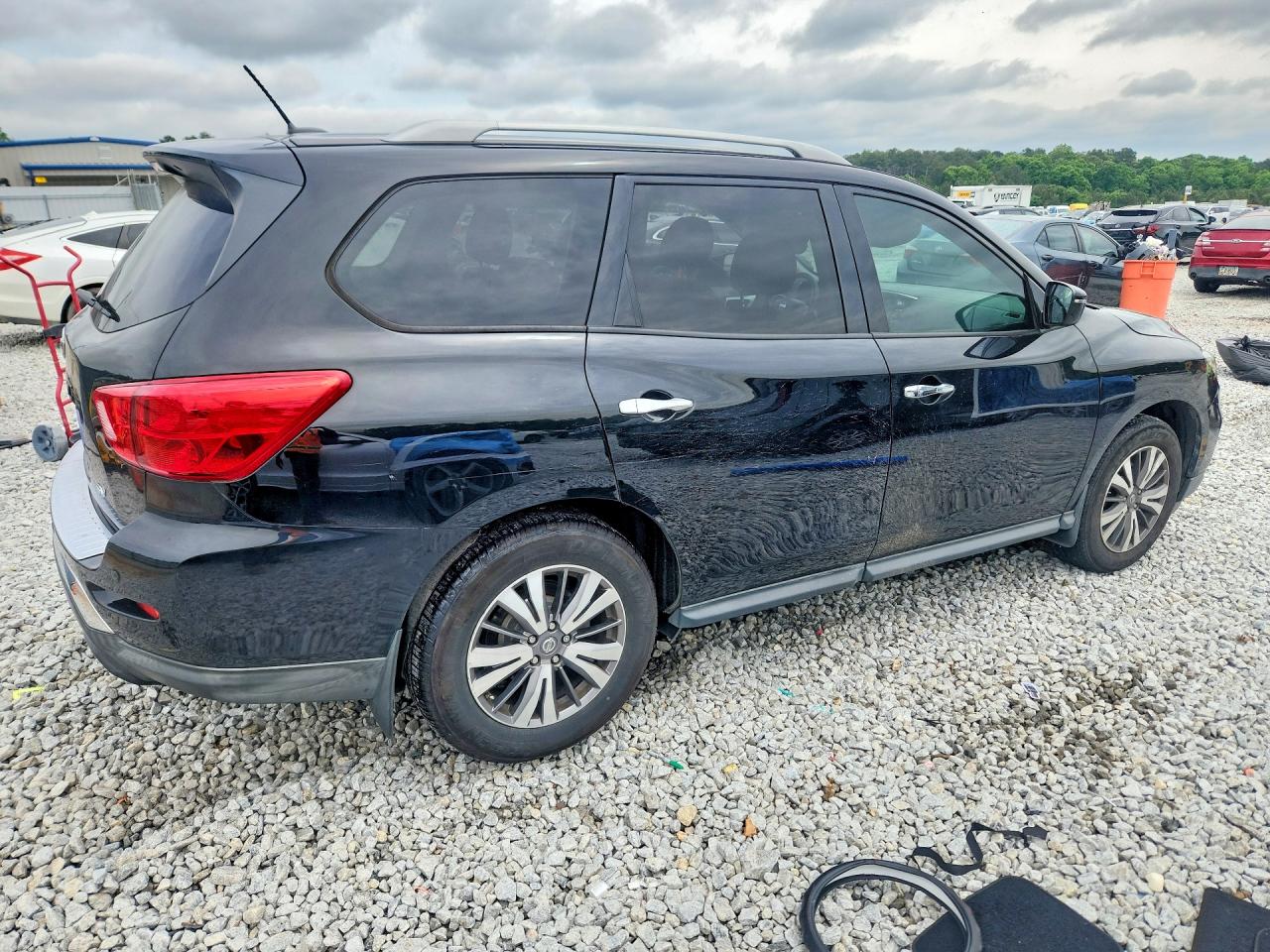 Nissan Pathfinder Sv