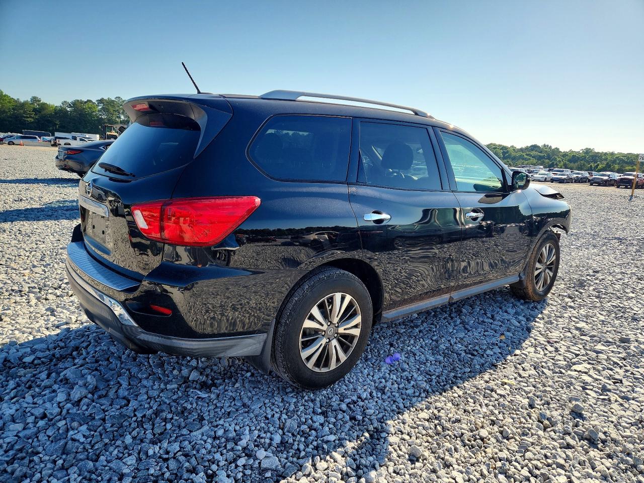 Nissan Pathfinder S