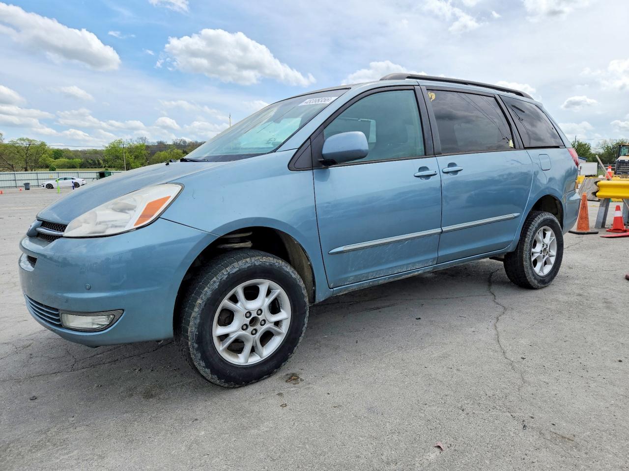 Salvage Toyota Sienna Image