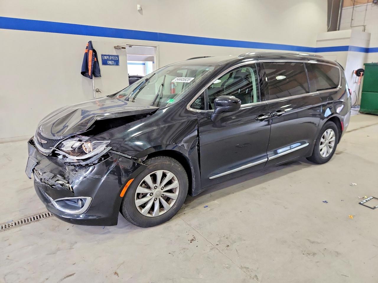 Salvage Chrysler Pacifica Image