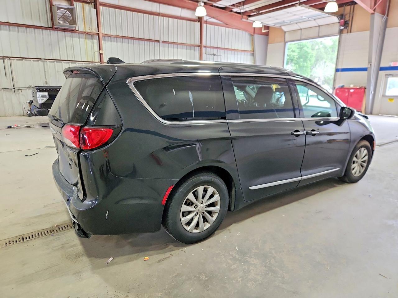 Chrysler Pacifica Touring L