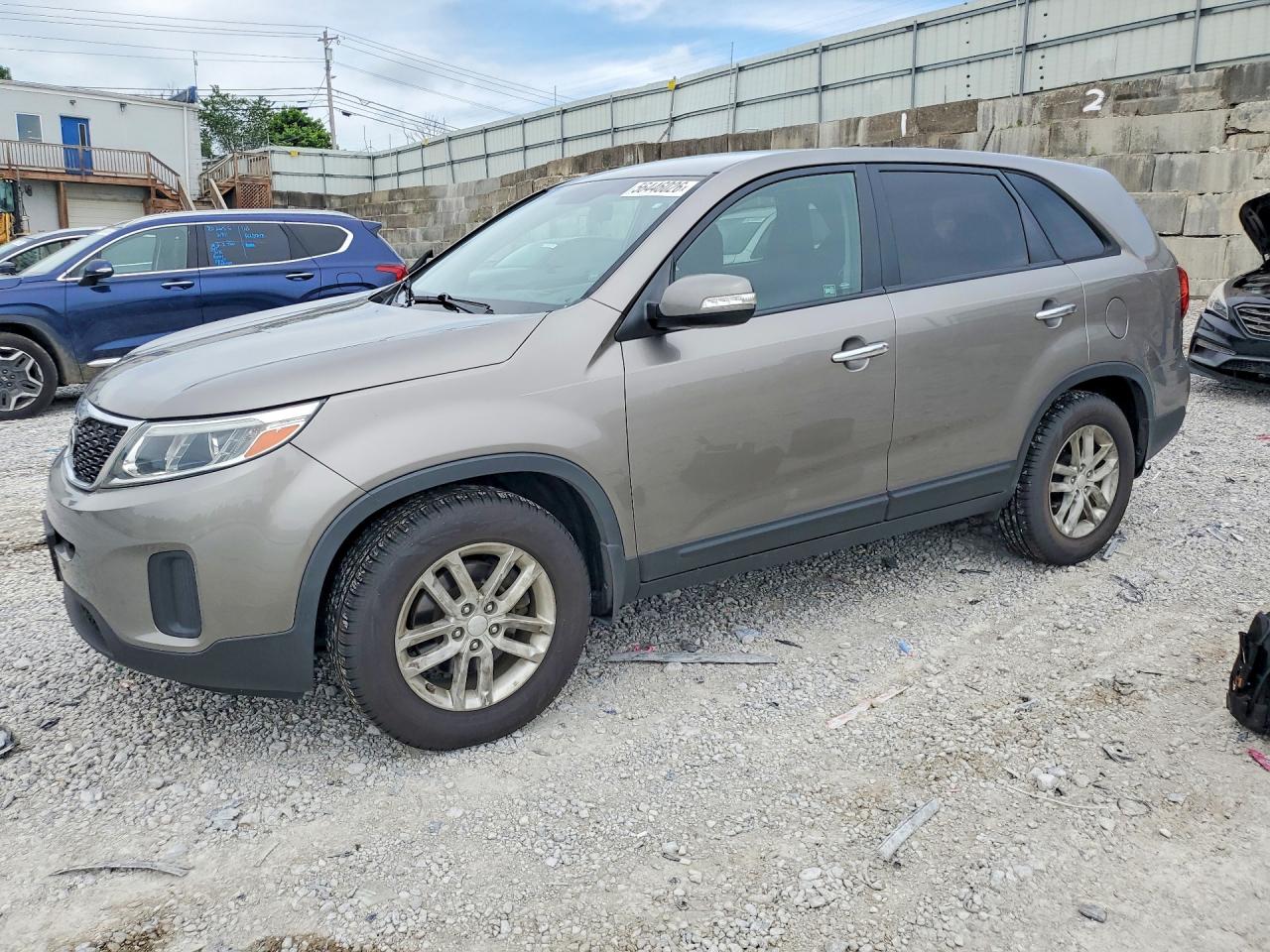 Salvage Kia Sorento Image