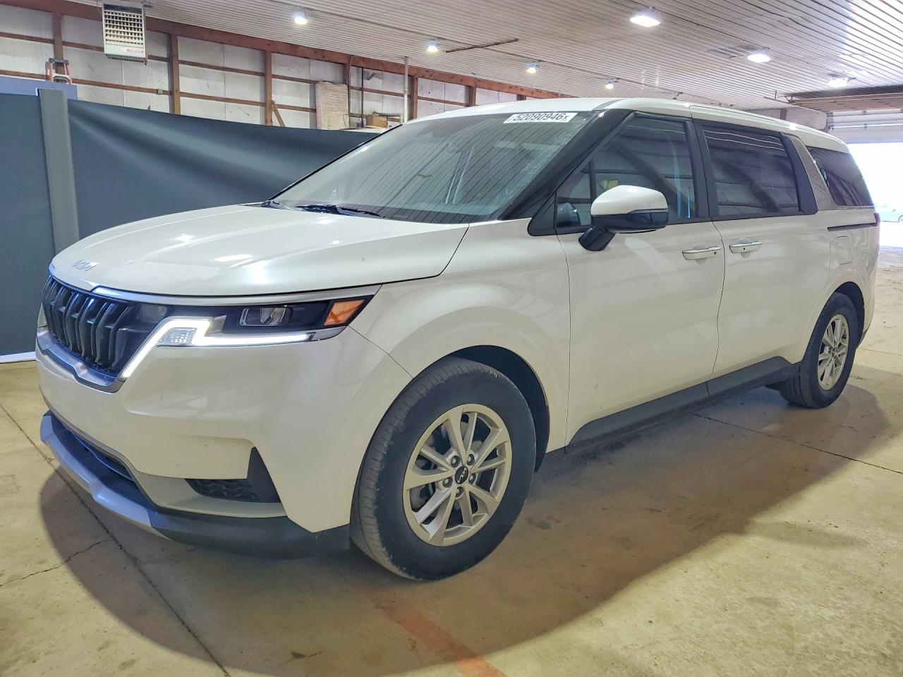 Salvage Kia Carnival Image
