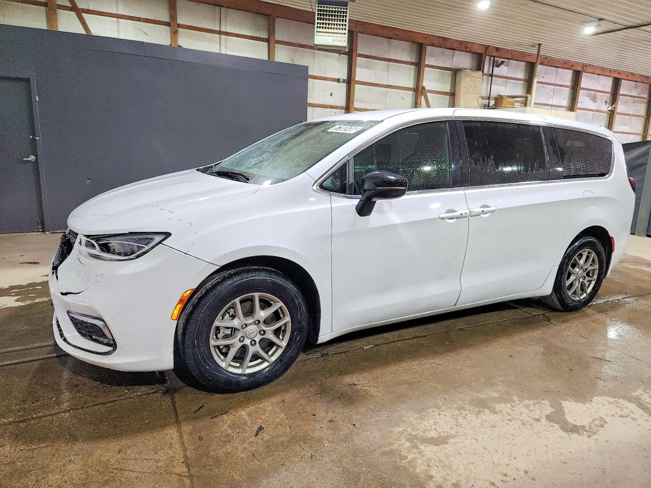 Salvage Chrysler Pacifica Image