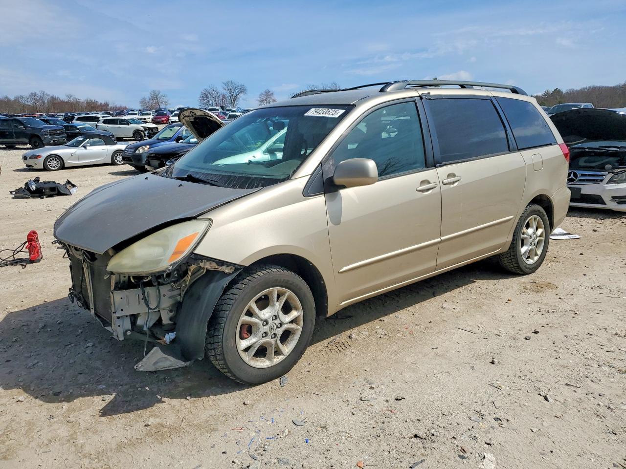 Salvage Toyota Sienna Image